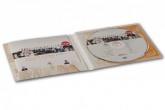 DIGIPACK 2 ANTE, STAMPA 4/0 COLORI, ALLOGGIAMENTO DEL DISCO MEDIANTE TRAY TRASPARENTE SULLA FACCIATA INTERNA DELL'ANTA DX. INSERIMENTO DI UN LIBRETTO (FINO AD UN MAX DI 24 PAGG.) IN TASCA A TAGLIO ORIZZONTALE SULLA FACCIATA INTERNA DELL'ANTA SX.