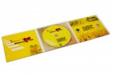 Digipack 3 ante 4/0 colori, tray trasparente centrale per alloggiamento del disco e tasca a taglio sull'anta sx per inserimento del libretto